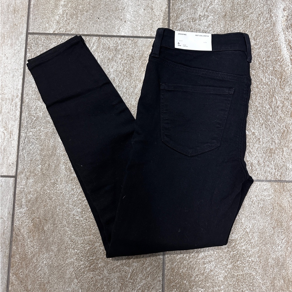NWT American Eagle Low Rise Jeggings, Black. Size 6 Short